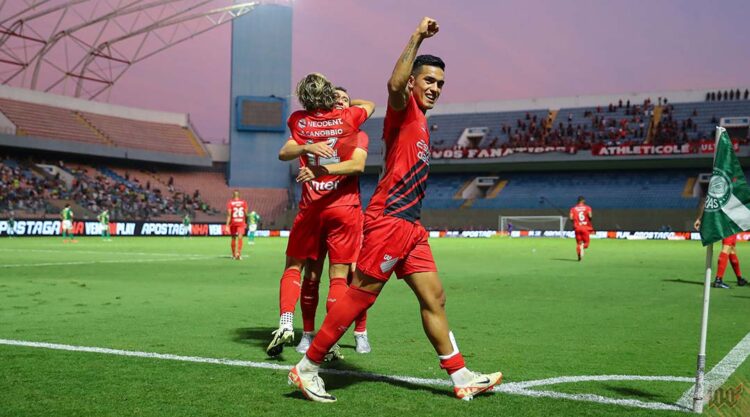 Diferença do Palmeiras no Allianz e em Barueri é evidente