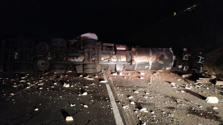 Motorista perde controle e caminhão cai da marginal na BR-376