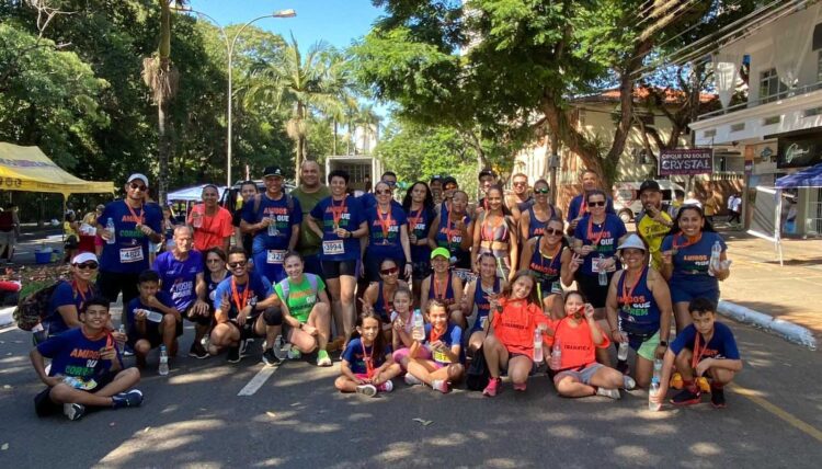Grupo Amigos que Correm é representado por crianças e adultos em competição em Maringá