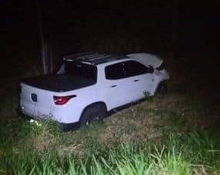 Mulher atropela dois bois, colide em árvore e fica ferida na PR-555