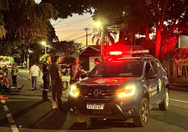 Motociclista na contramão bate de frente com outra moto