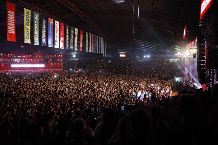 Primeiro dia de show lota arena na Expoingá