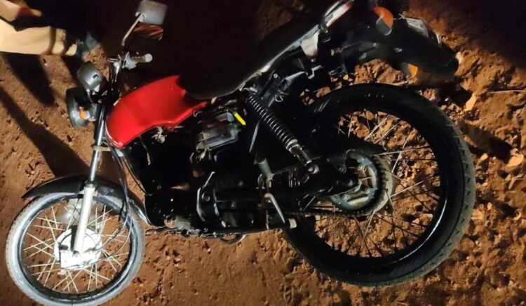 Motocicleta furtada é recuperada em estrada rural do Paraíso do Norte