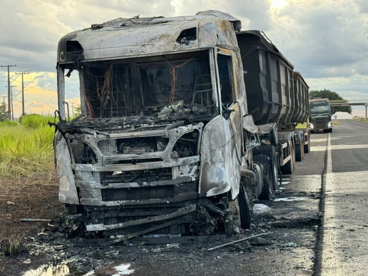 Caminhão Scania R500 pega fogo na BR-376, em Paranavaí