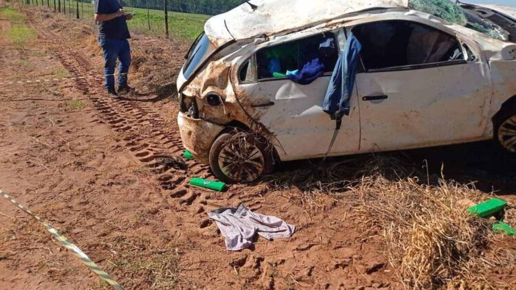 Veículo carregado com mais de 400 quilos de maconha capota na PR-498