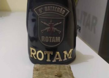 Jovem é presa por tráfico de drogas após denúncia de populares