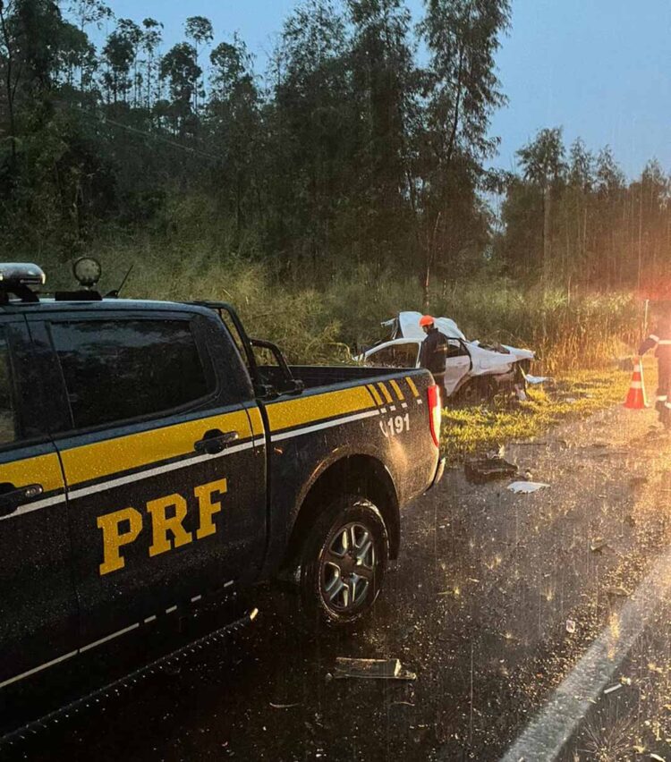 Colisão frontal entre carro e carreta mata um homem em Paranavaí
