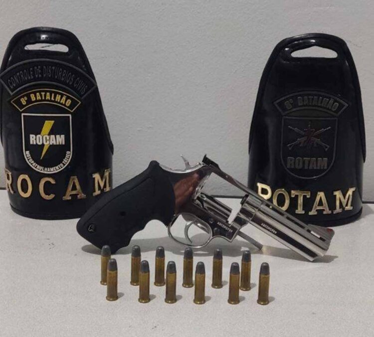 Homem é preso por porte ilegal de arma e ameaçar companheira de morte