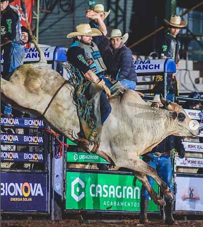 10 competidores seguem na disputa pelo grande prêmio do Rodeio em Touros ExpoParanavaí 2024