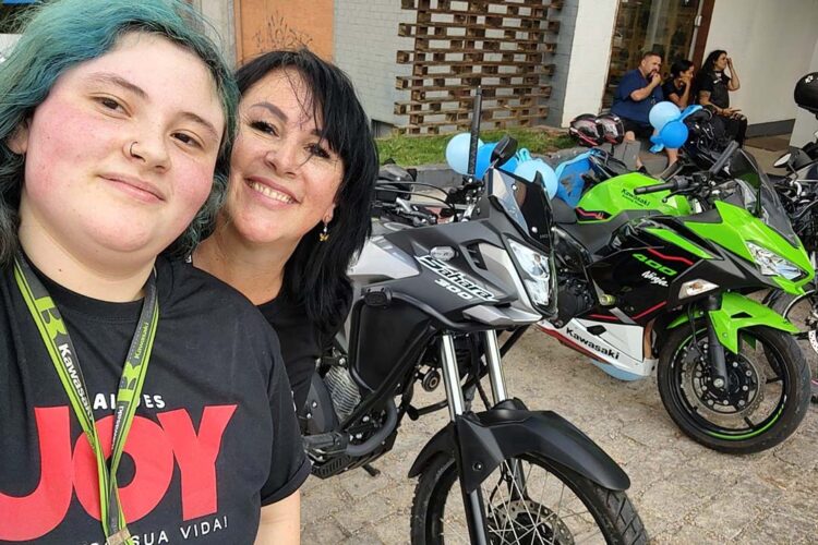 Filha resgata a paixão da mãe por motos
