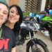 Filha resgata a paixão da mãe por motos