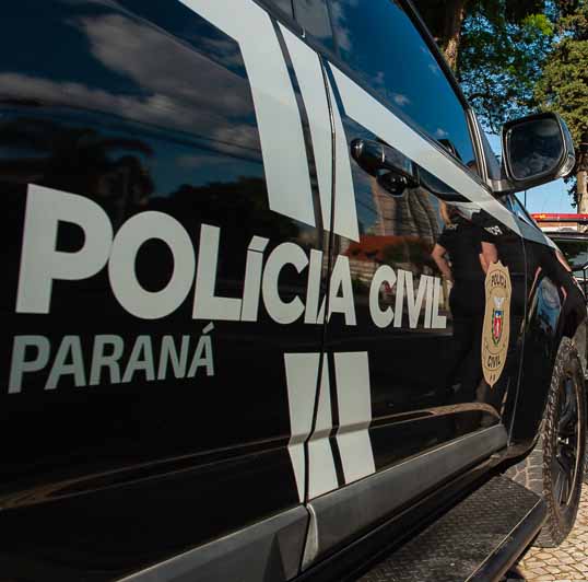 Mulher furta celular de idosa durante oração