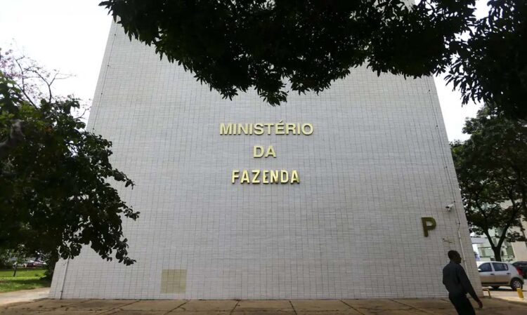Inadimplência cai 8,7% entre público de baixa renda favorecido pelo Desenrola, mostra estudo