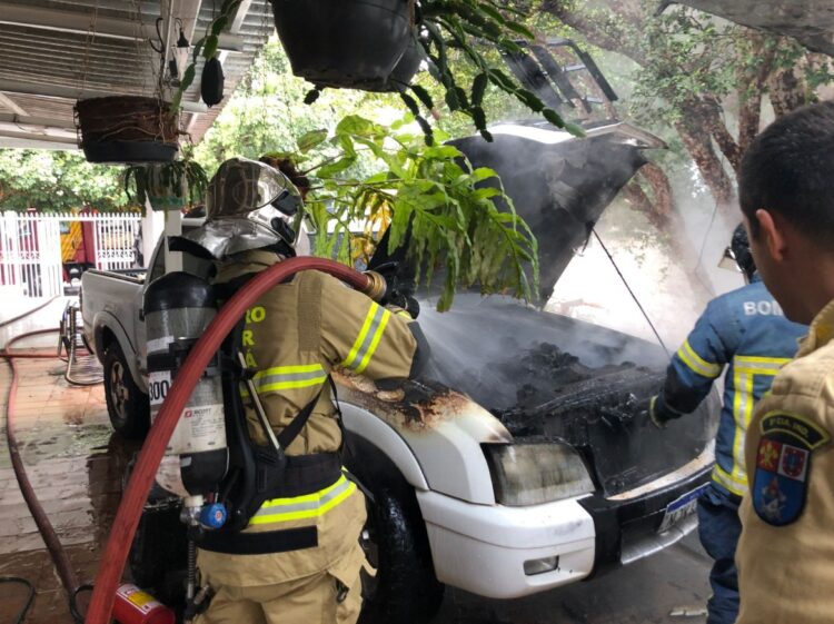 Caminhoneta é parcialmente destruída pelo fogo em Paranavaí; vídeo