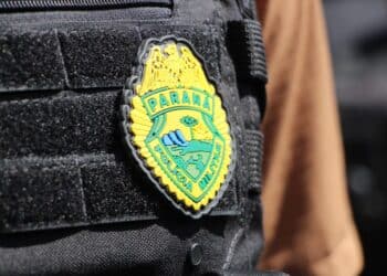 Criminosos em motocicleta atiram contra portão de residência no Jardim São Jorge