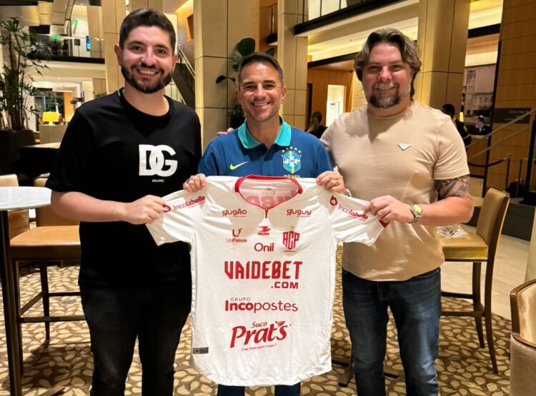 Diretor da CBF recebe camisa do ACP