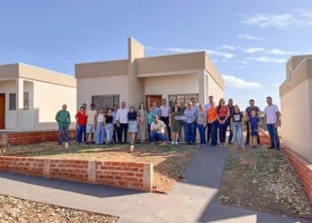 Cohapar entrega chaves de residencial a 20 famílias de Diamante do Norte