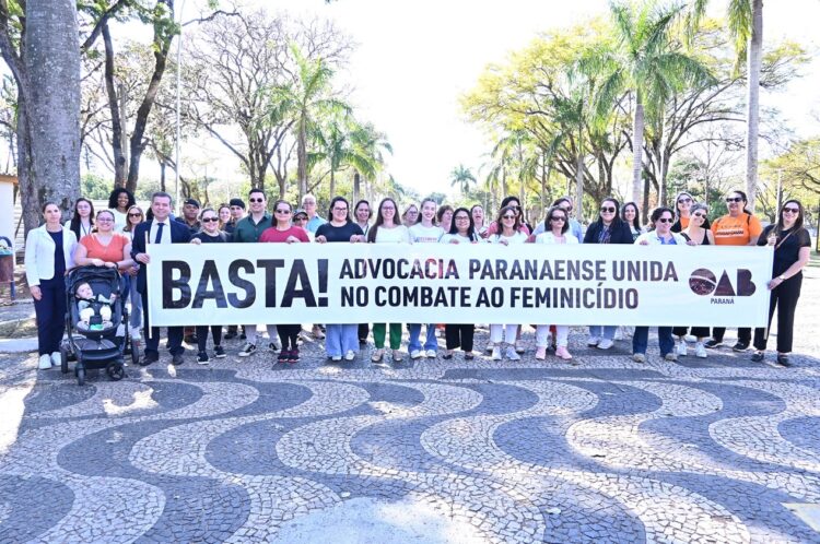 Em Paranavaí, caminhada contra o feminicídio pede conscientização e o fim da violência contra a mulher