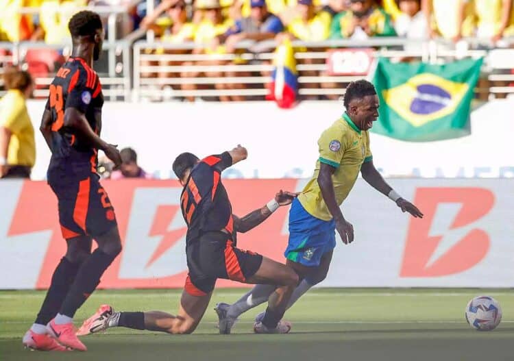 CBF pedirá punição a árbitros de Brasil  e Colômbia após pênalti não marcado