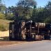 Carreta carregada de farelo de soja tomba em Nova Londrina; passageira fica ferida