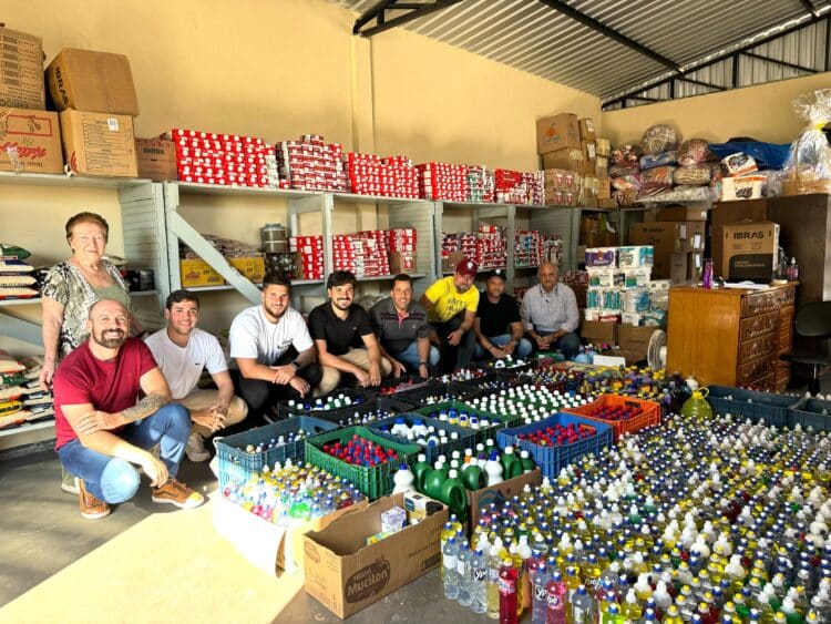 Diretoria do ACP entrega produtos arrecadados  na partida contra Paraná Clube para asilo