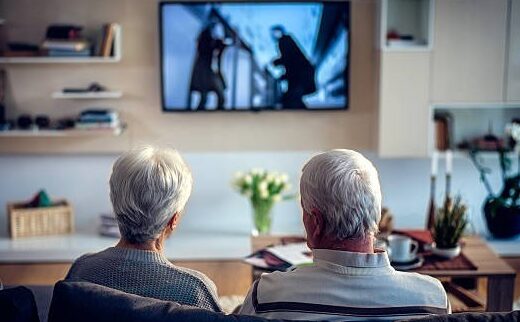 Dia dos Avós: nova parabólica digital transforma experiência de assistir à TV em família