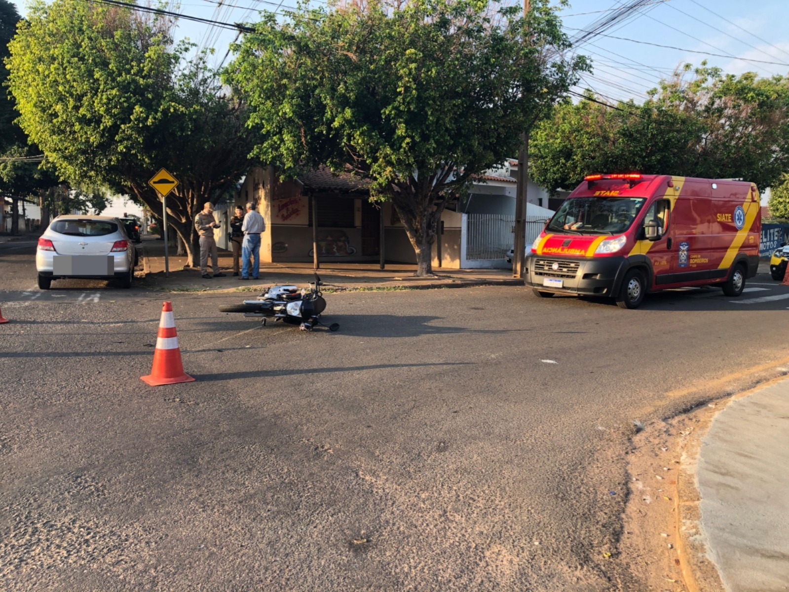 Acidente entre carro e moto deixa homem ferido em Paranavaí