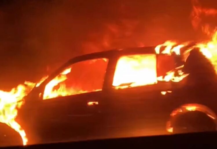 Carro é destruído pelo fogo na BR-376; veja vídeo