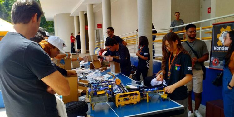 Professor e estudante de Paranavaí ministram palestra sobre robótica na 16ª Campus Party Brasil
