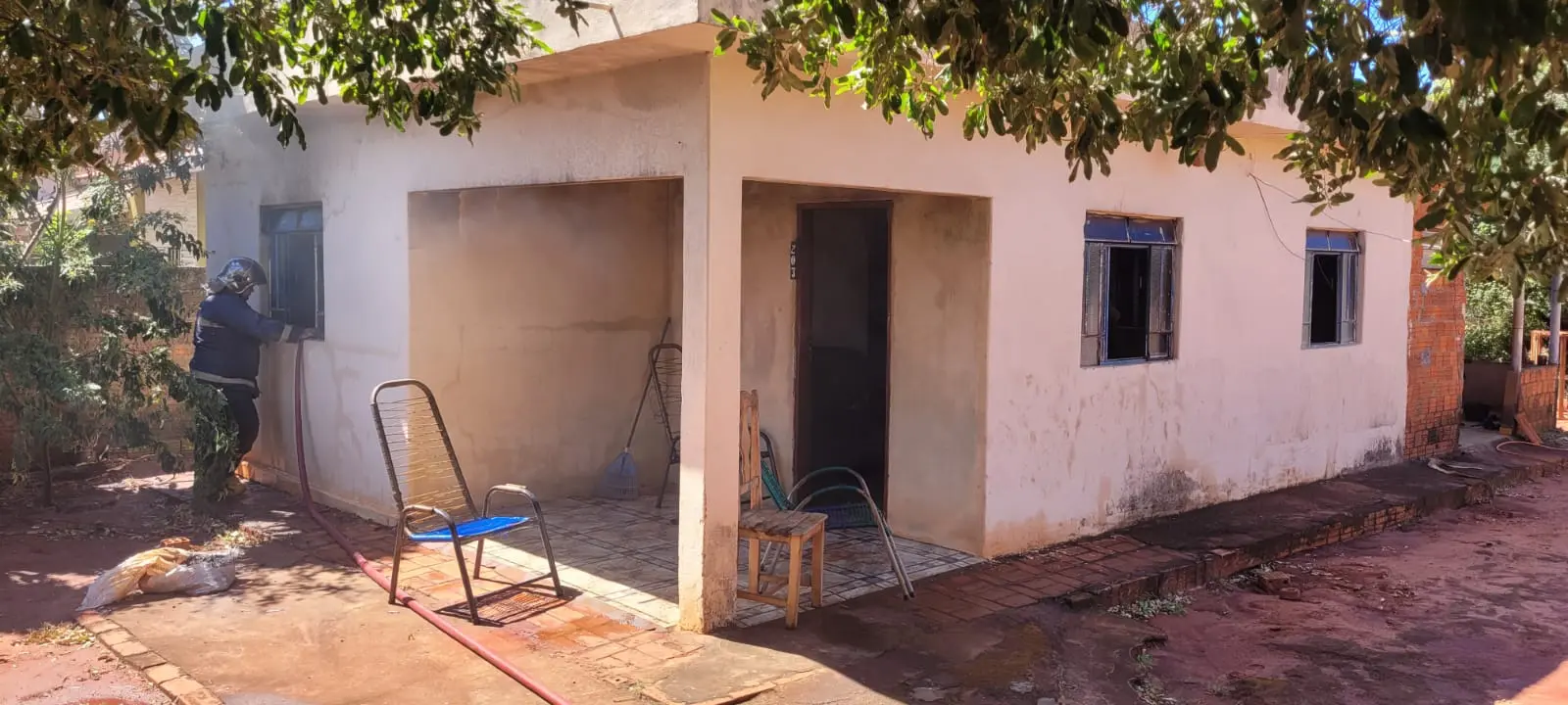 Casa pega fogo e fica parcialmente destruída em Marilena