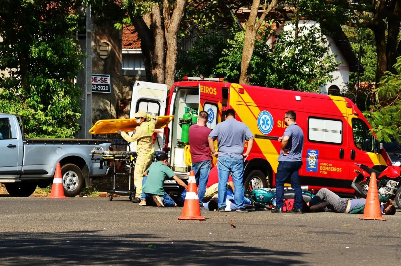 Acidente entre motocicletas deixa três pessoas feridas na Avenida Parigot Souza