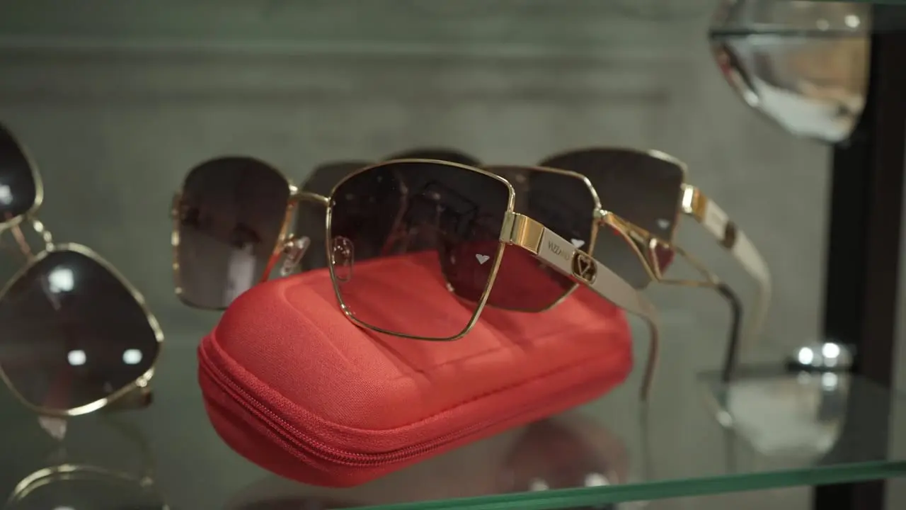 Além de estilo e beleza, óculos solares de qualidade garantem a saúde dos olhos