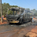 Incêndio destrói ônibus escolar em Diamante do Norte; 13 crianças estavam no veículo