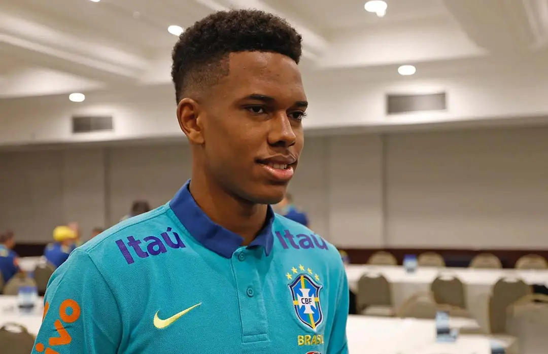 Estêvão chega na seleção e se diz nervoso: ‘não achei que seria tão rápido’