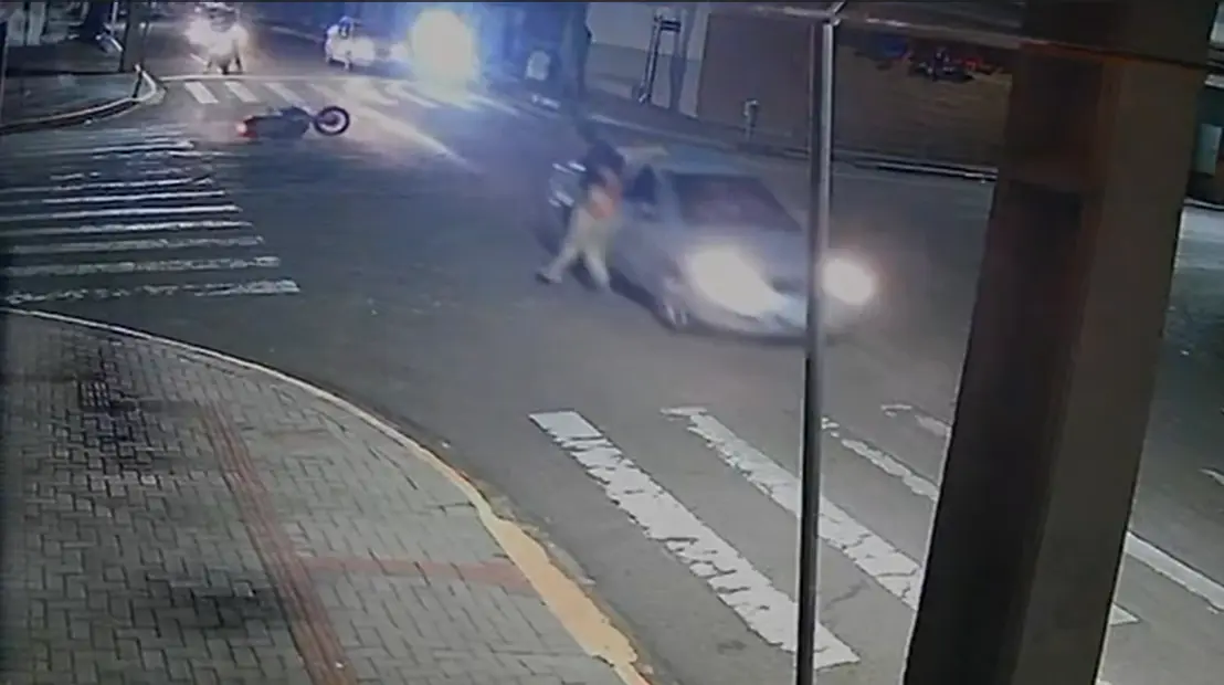 Vídeo mostra momento em que motociclista é atropelado na rua Souza Naves