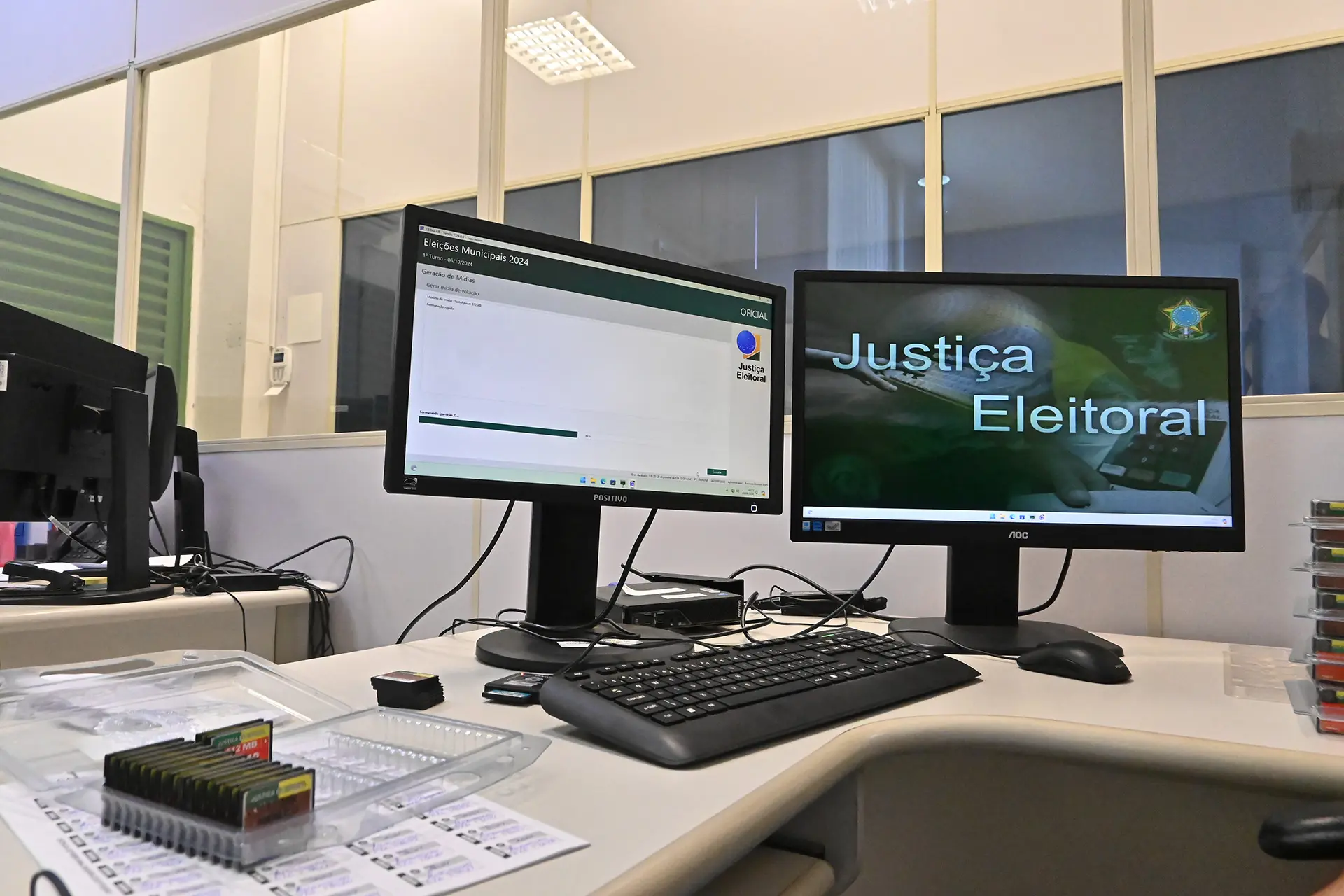Justiça Eleitoral promove, sábado e domingo, carga e lacração das urnas eletrônicas em Paranavaí