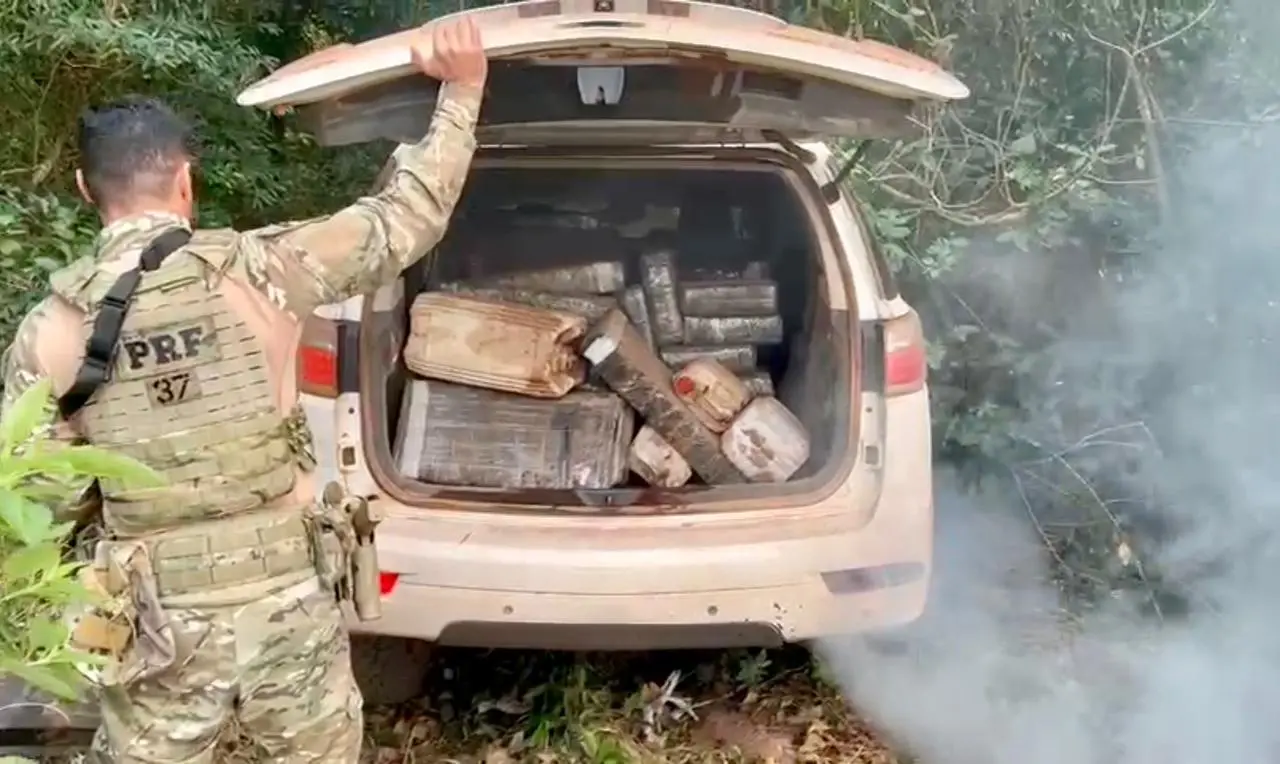 PRF e PM apreendem uma tonelada de maconha na BR-272