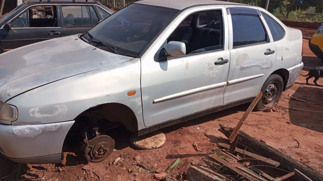 PM apreende carro furtado e motocicleta sem placa em estabelecimento de Paranacity