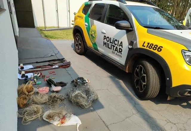 Pai e filho são presos em flagrante com quatro armas de fogo, 44 munições e partes de peixe Pintado em São Carlos do Ivaí