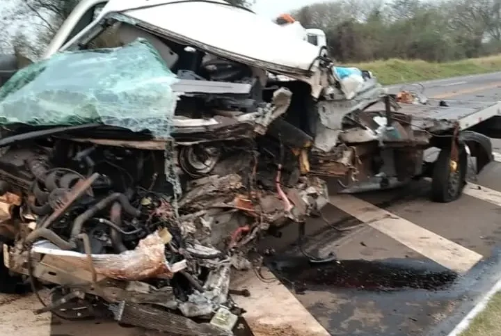 Jovem de 19 anos fica gravemente ferido em acidente entre carreta e caminhão guincho