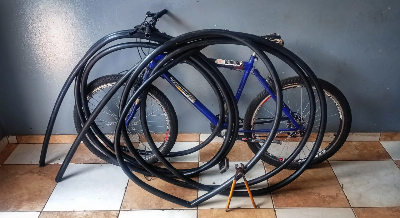 Homem é preso com 21 metros de fios de internet furtados