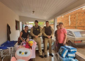 Policiais militares arrecadam dinheiro e entregam cadeira de banho à adolescente com paralisia cerebral
