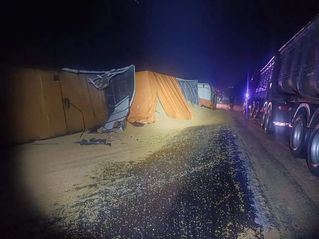 Dois acidentes interditam trecho da BR-376, em Guairaçá; carga de soja ficou espalhada sobre a pista