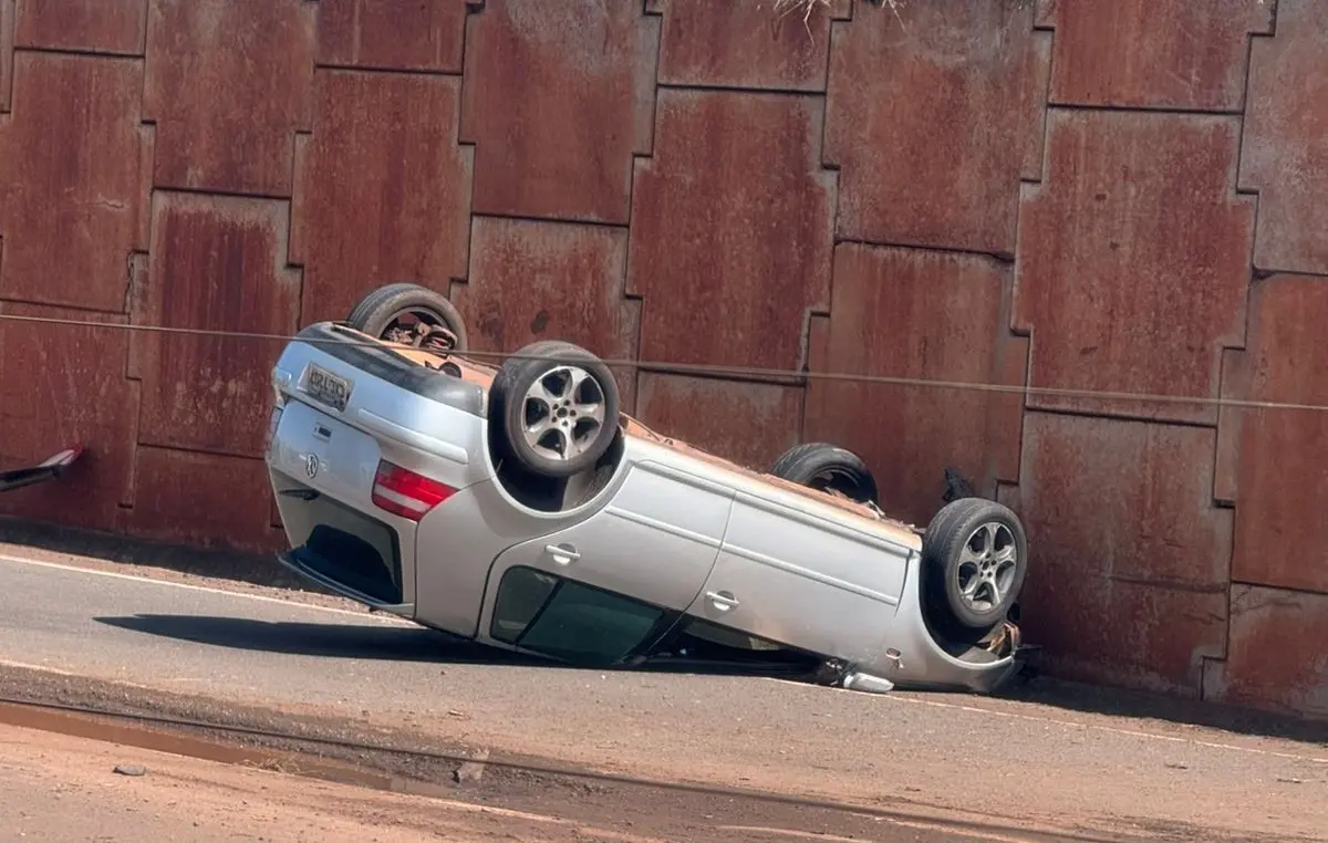 Motorista perde controle do veículo e capota em viaduto; vídeo