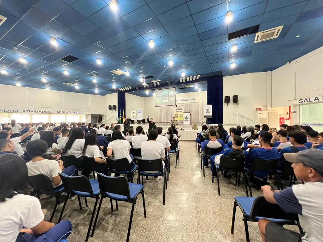 Adolescentes participam de palestra sobre consequências da criminalidade
