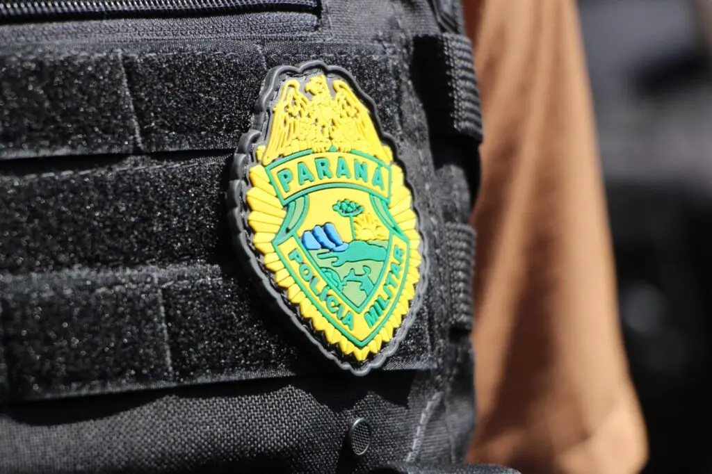 Homem é preso por danificar porta com barra de ferro e ameaçar avó em Terra Rica