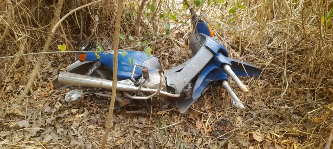 Motoneta furtada é encontrada sem as rodas em zona rural de Paranavaí