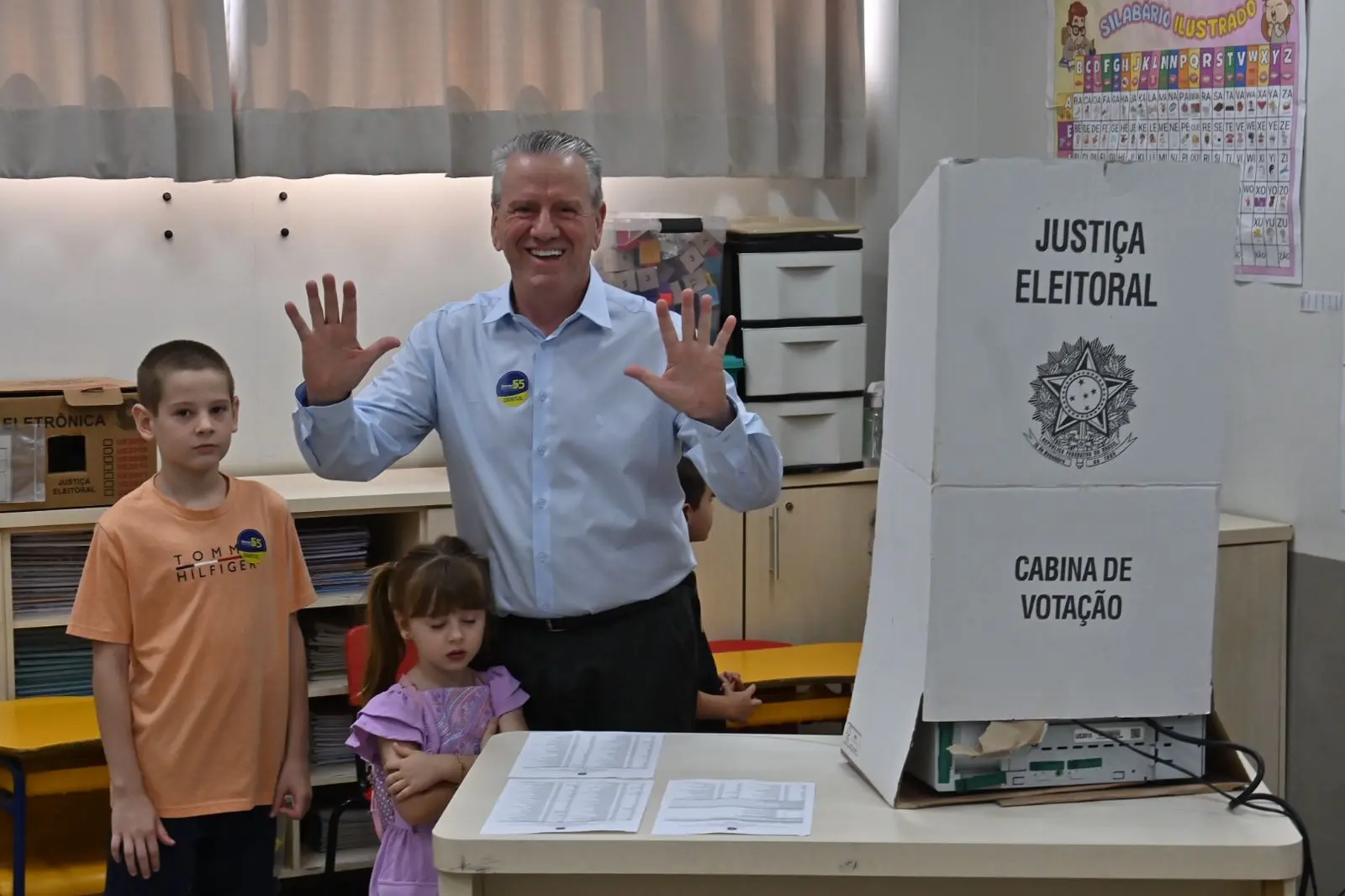 Maurício Gehlen vota acompanhado da família em Paranavaí e celebra apoio popular