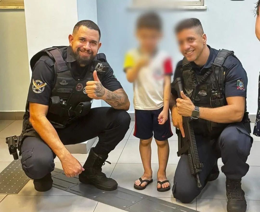 Criança fica presa em porta giratória e é resgatada pela Guarda Municipal