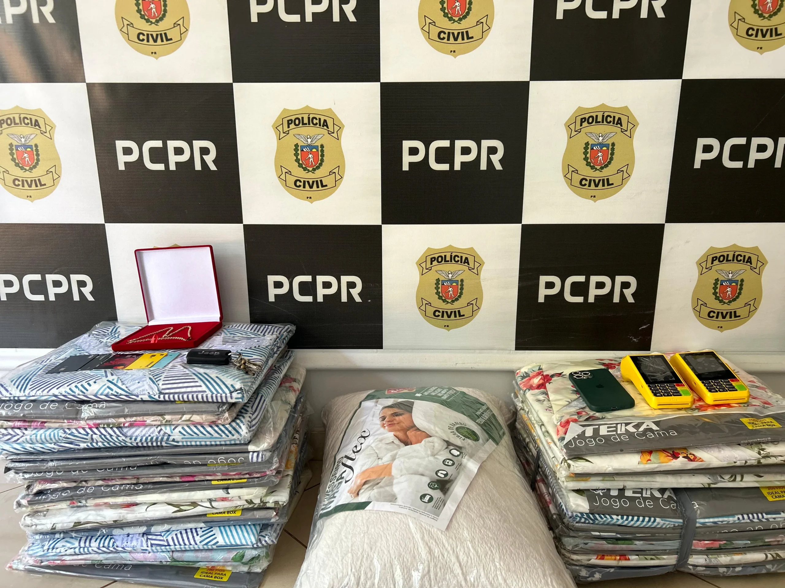 Mulher é presa por aplicar golpe da maquininha vendendo jogos de cama